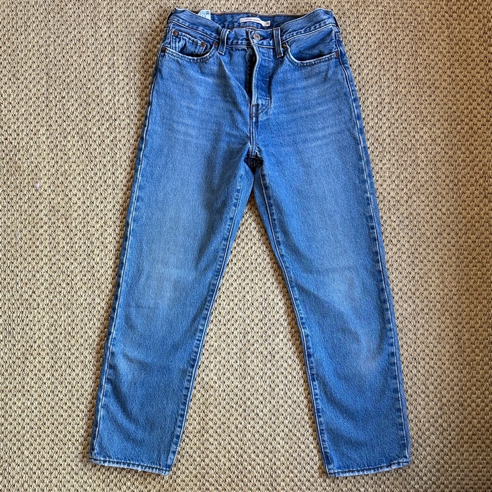 Levi's Wedgie Straight Jeans in Medium wash size 26